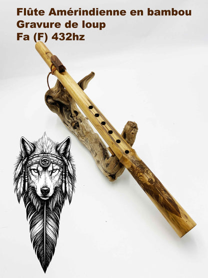 Flûte amérindienne en bambou gravée d’un loup, Fa 432Hz, avec totem en noyer