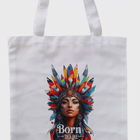 Tote bag blanc imprimé d’une femme amérindienne colorée avec inscription Born to be Wild